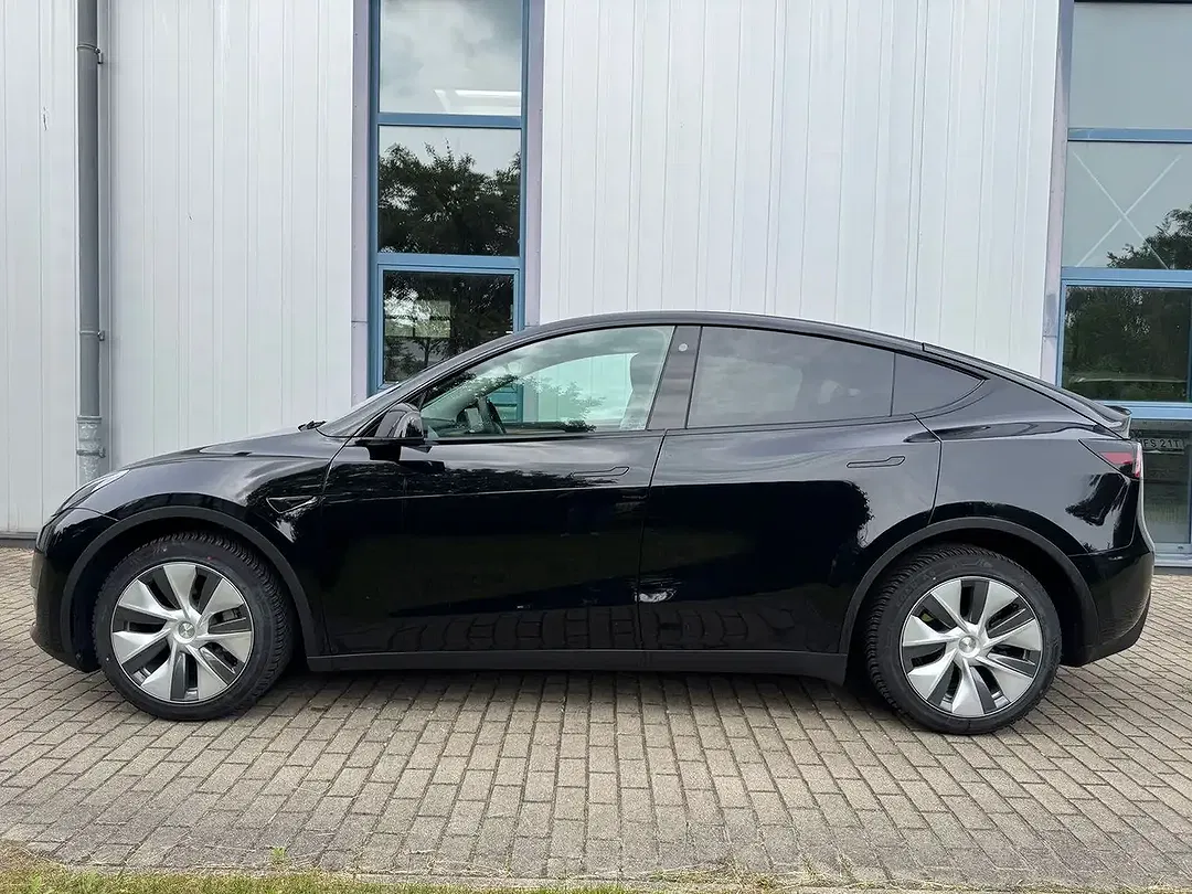 Tesla Model Y AWD Dual Motor Long Range - Thumbnail 4