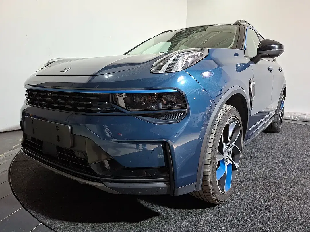 Lynk & Co 01 - foto 1