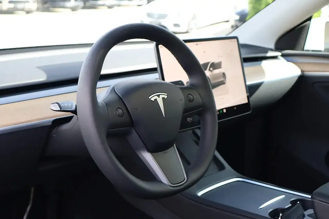 Tesla Model Y AWD Dual Motor Long Range - Thumbnail 10