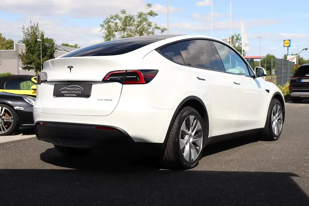 Tesla Model Y AWD Dual Motor Long Range - Thumbnail 6