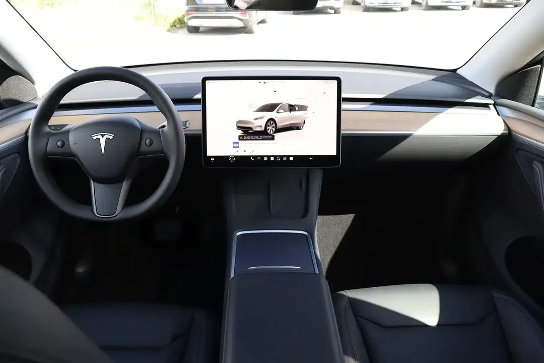 Tesla Model Y AWD Dual Motor Long Range - Thumbnail 9