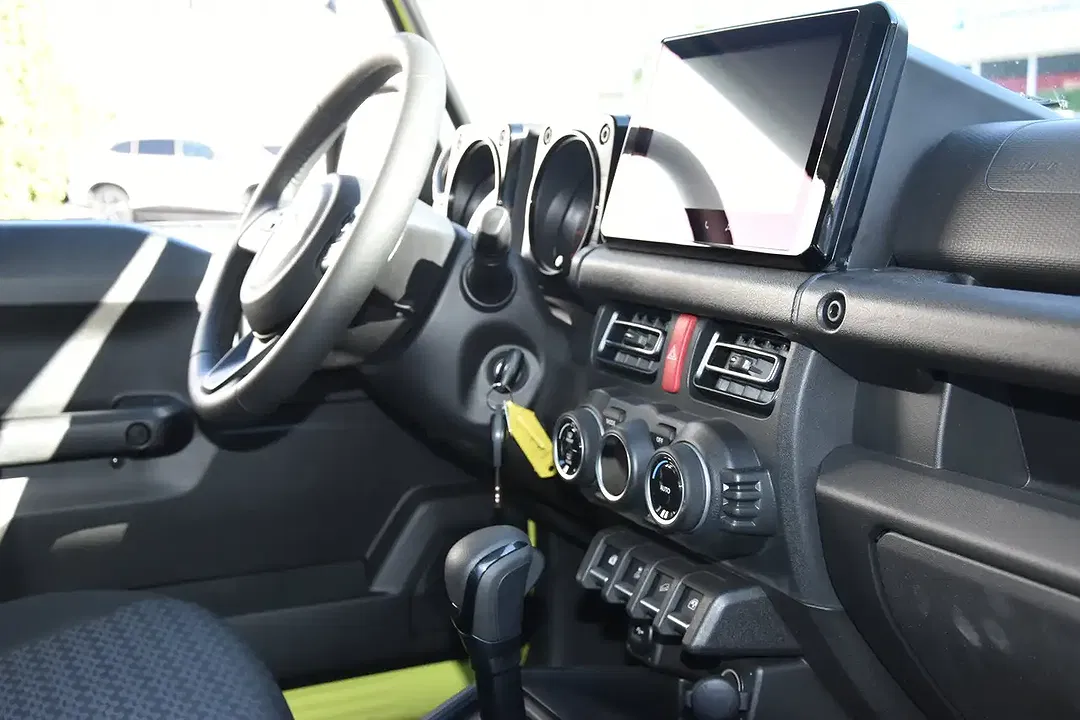 Suzuki Jimny - Thumbnail 25