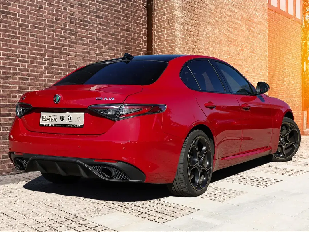 Alfa Romeo Giulia Q4 Intensa - Thumbnail 5