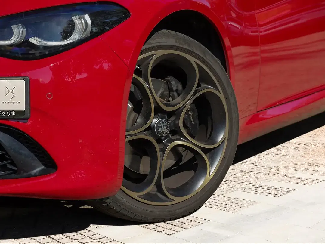 Alfa Romeo Giulia Q4 Intensa - Thumbnail 6