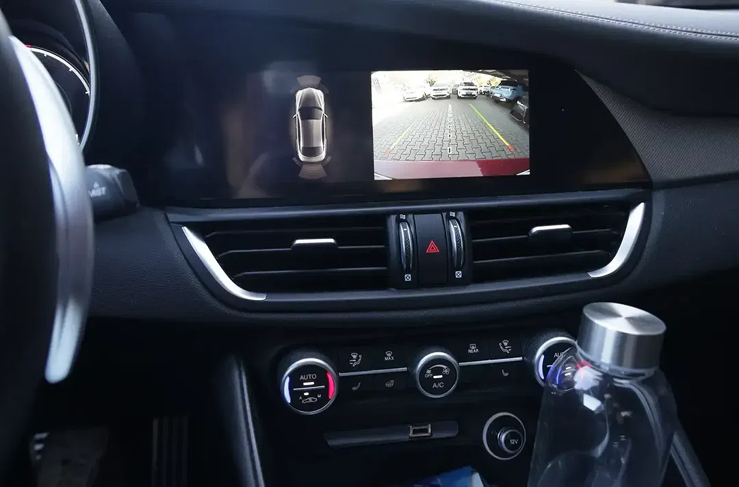 Alfa Romeo Giulia Q4 Intensa - Thumbnail 8