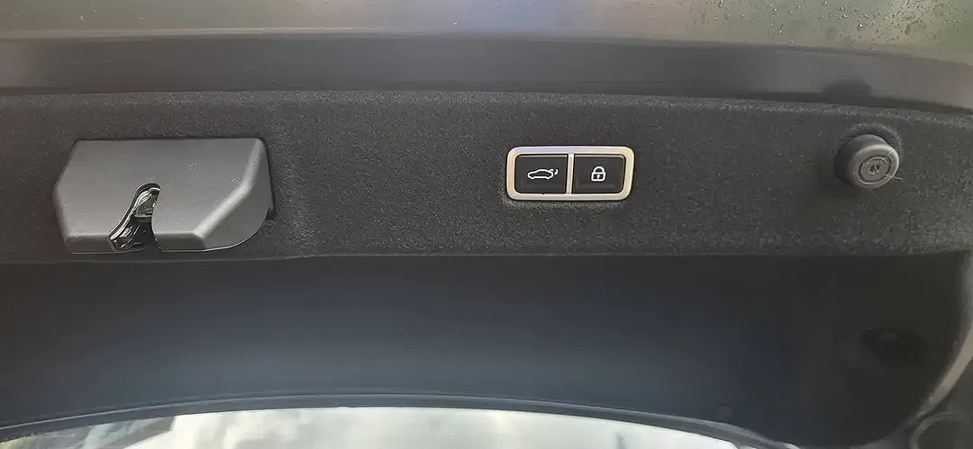 Hyundai IONIQ 6 - Thumbnail 10