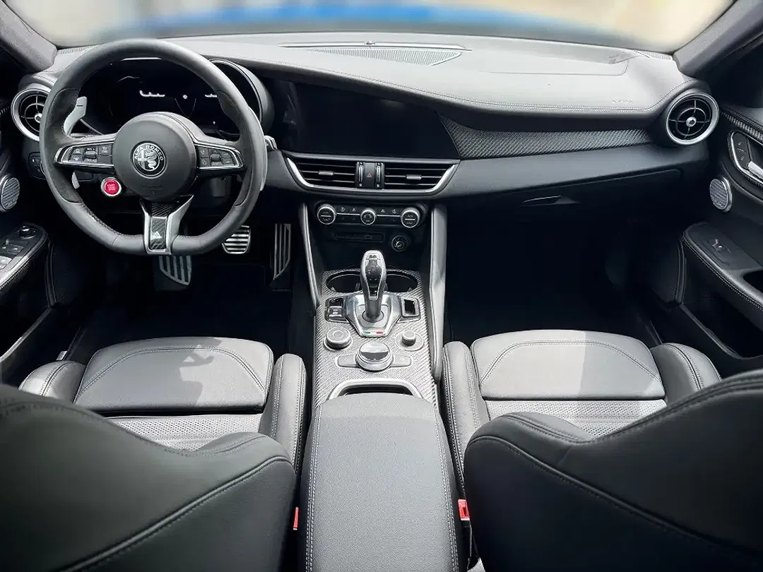 Alfa Romeo Giulia Quadrifoglio - Thumbnail 11