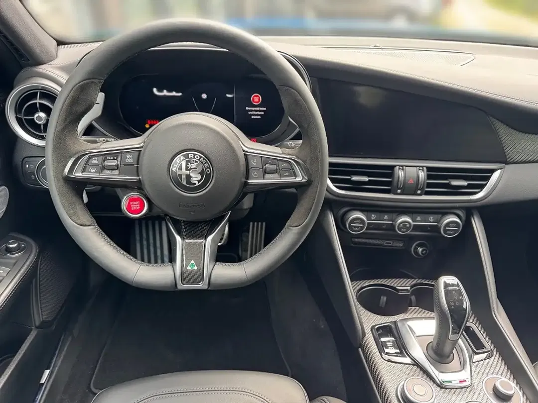 Alfa Romeo Giulia Quadrifoglio - Thumbnail 12