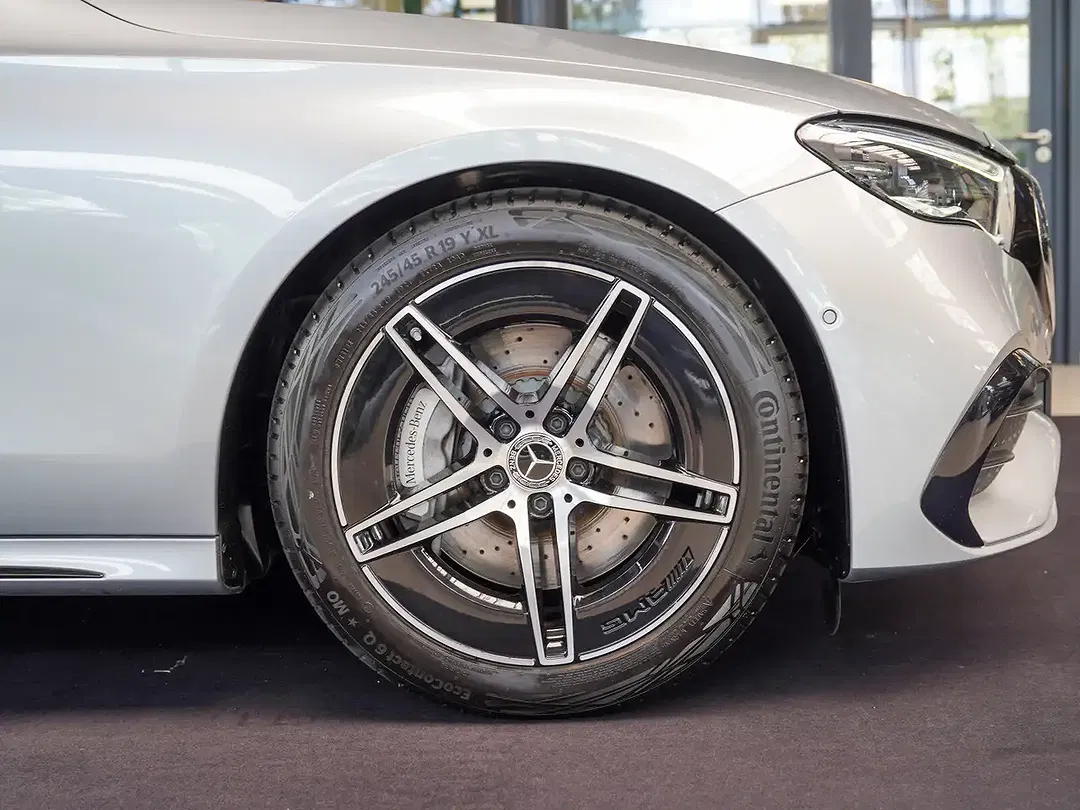 Mercedes-Benz E 220 AMG Line Night - Thumbnail 2