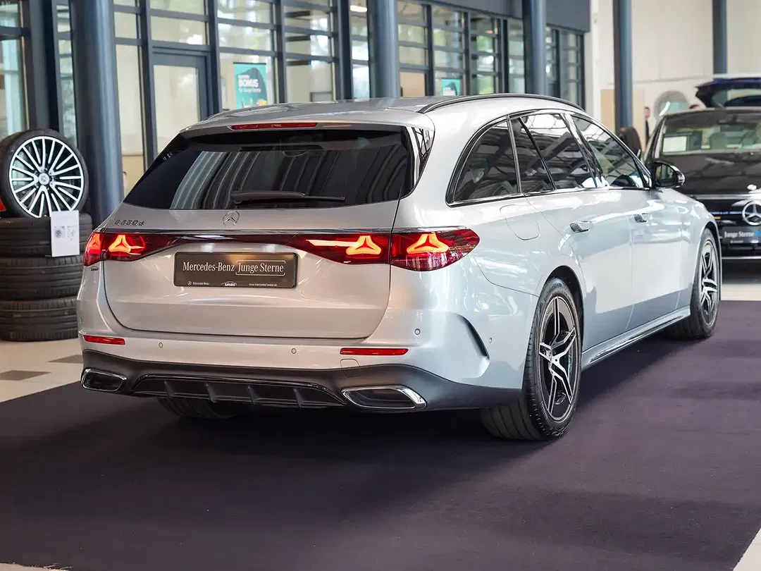 Mercedes-Benz E 220 AMG Line Night - Thumbnail 3