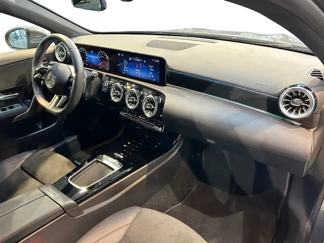 Mercedes-Benz A 200 AUT AMG MBUX - Thumbnail 3