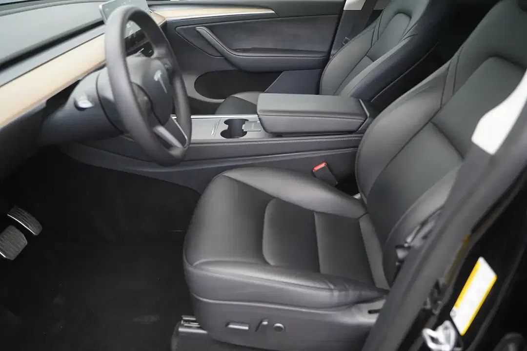 Tesla Model Y AWD Long Range - Thumbnail 9