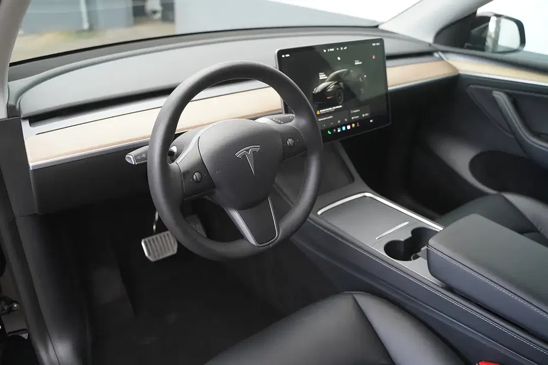 Tesla Model Y AWD Long Range - Thumbnail 10