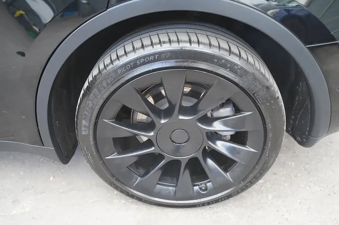 Tesla Model Y AWD Long Range - Thumbnail 13