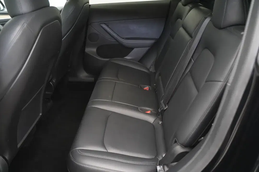 Tesla Model Y AWD Long Range - Thumbnail 8