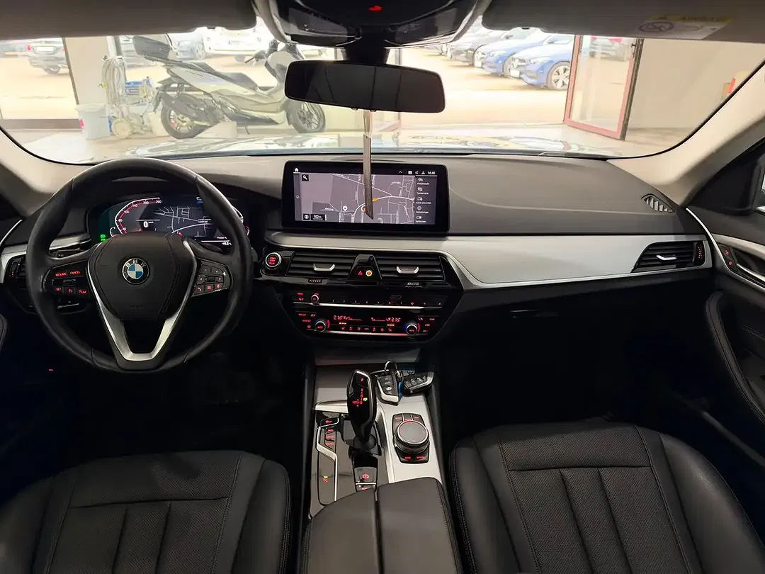 BMW 520 xDrive Touring - Thumbnail 14