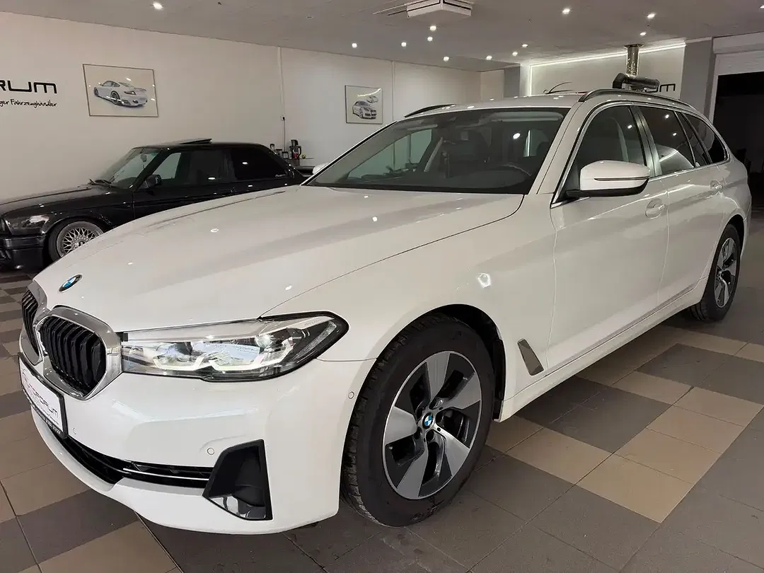 BMW 520 xDrive Touring - Thumbnail 2