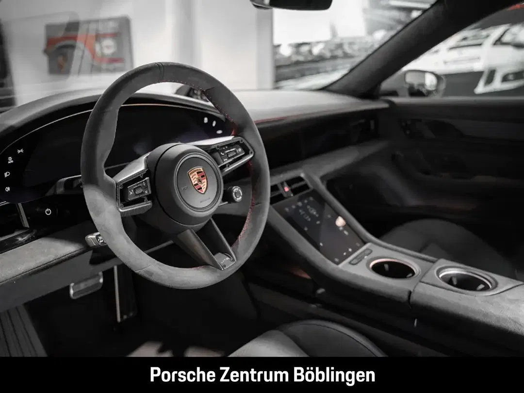 Porsche Taycan GTS Sport Turismo - Thumbnail 4