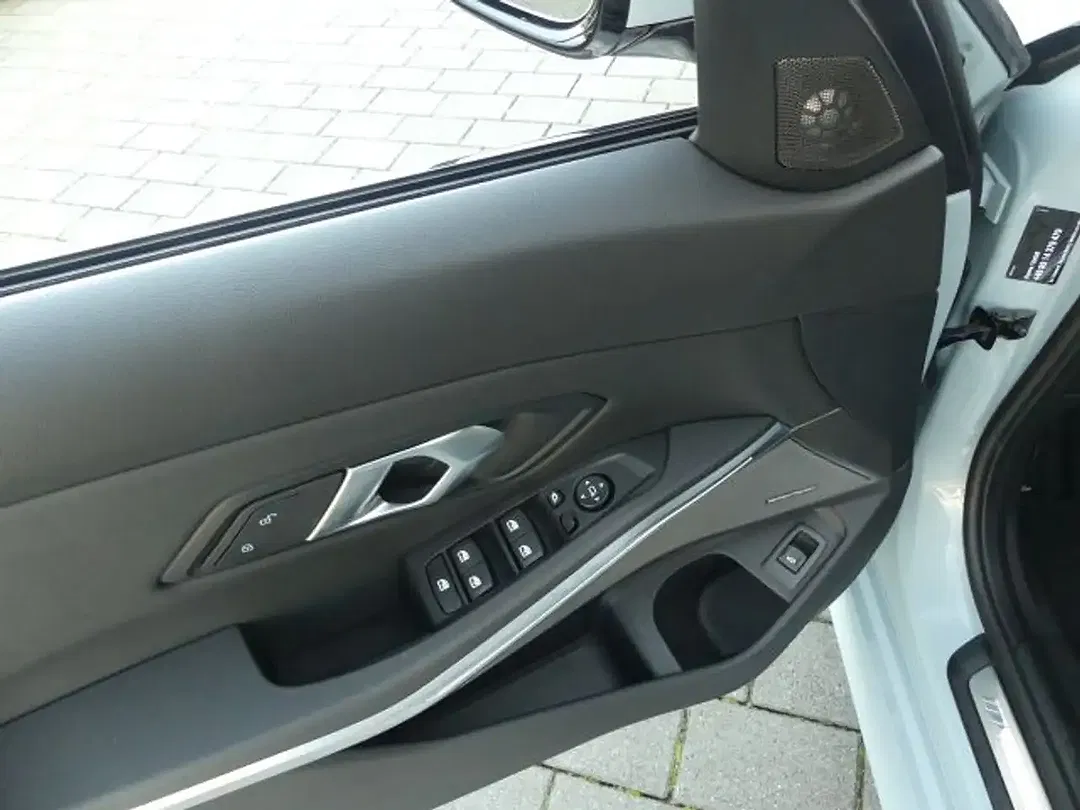 BMW 320 Touring M Sport - Thumbnail 11