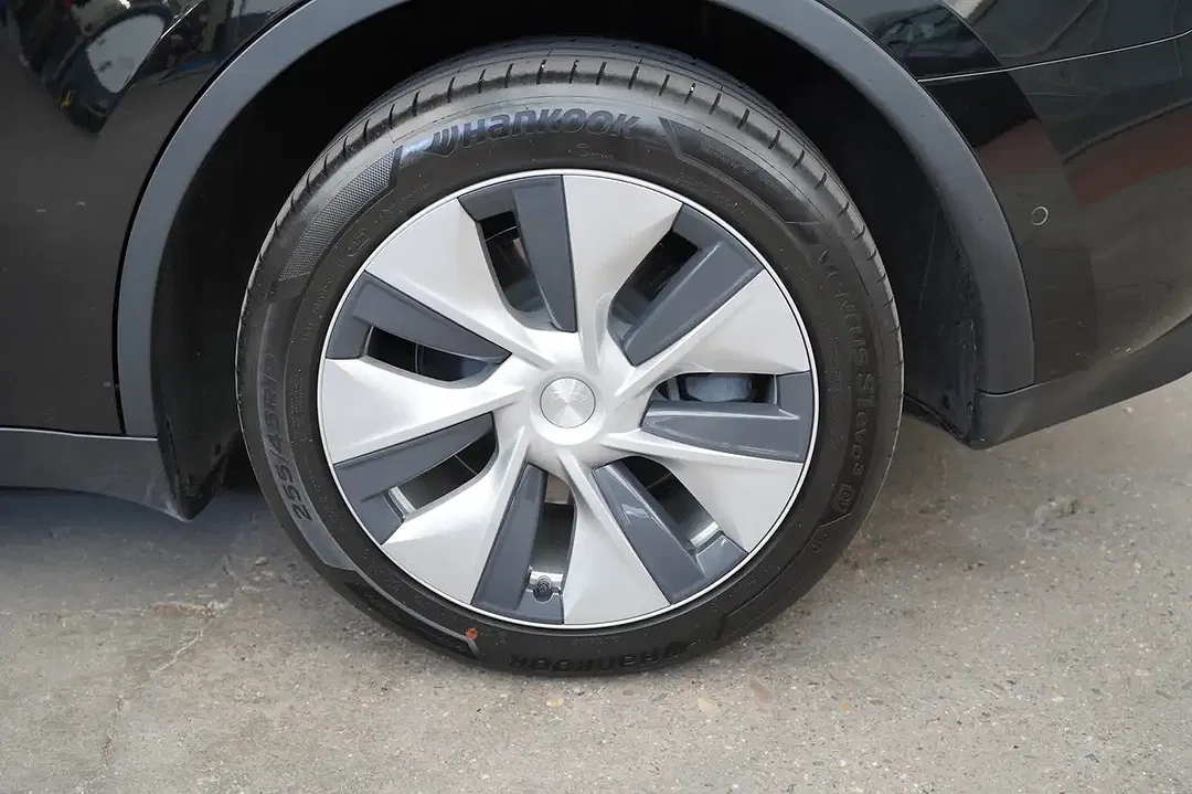 Tesla Model Y RWD Standard Range - Thumbnail 11