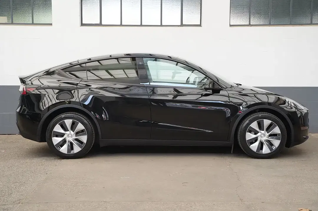 Tesla Model Y RWD Standard Range - Thumbnail 13