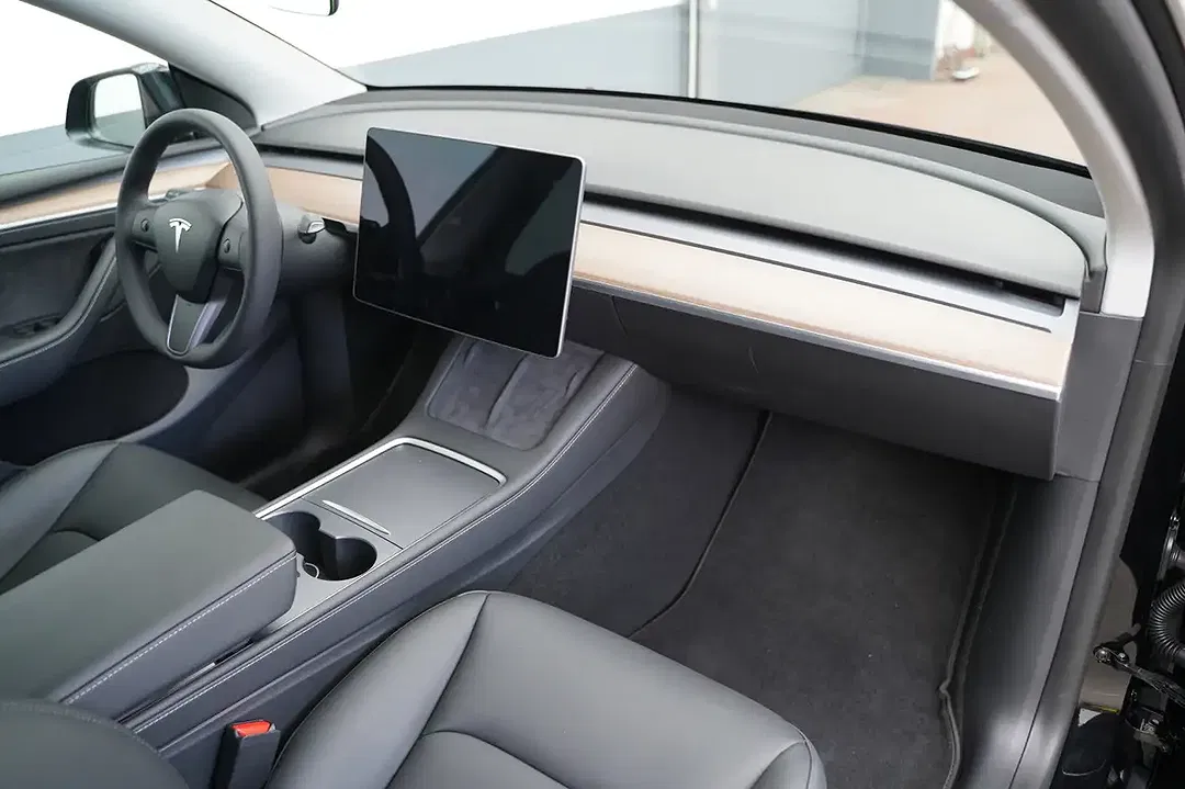 Tesla Model Y RWD Standard Range - Thumbnail 14