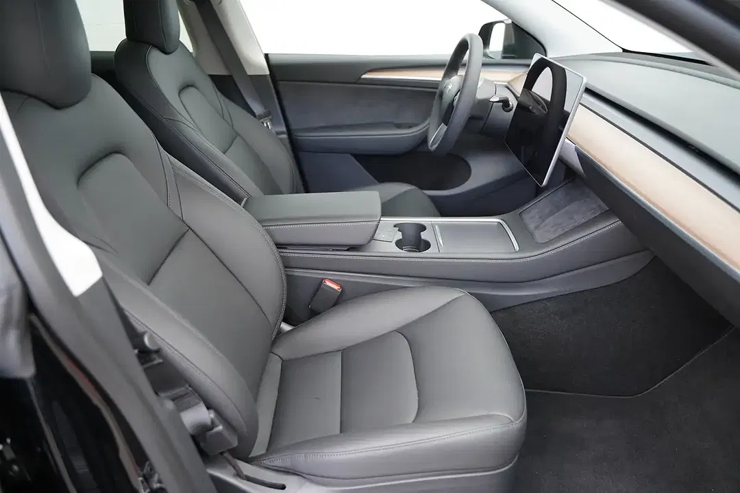 Tesla Model Y RWD Standard Range - Thumbnail 15