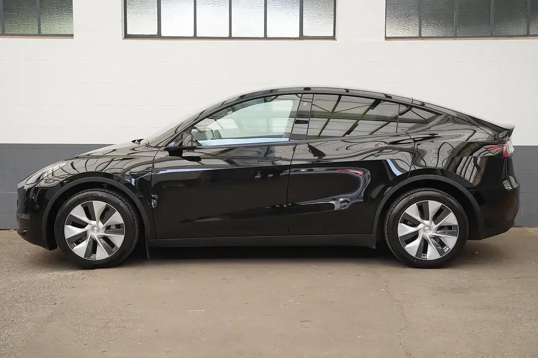 Tesla Model Y RWD Standard Range - Thumbnail 3