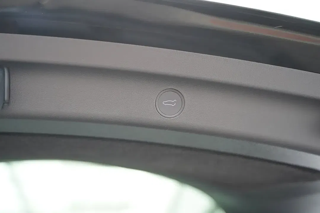 Tesla Model Y RWD Standard Range - Thumbnail 4