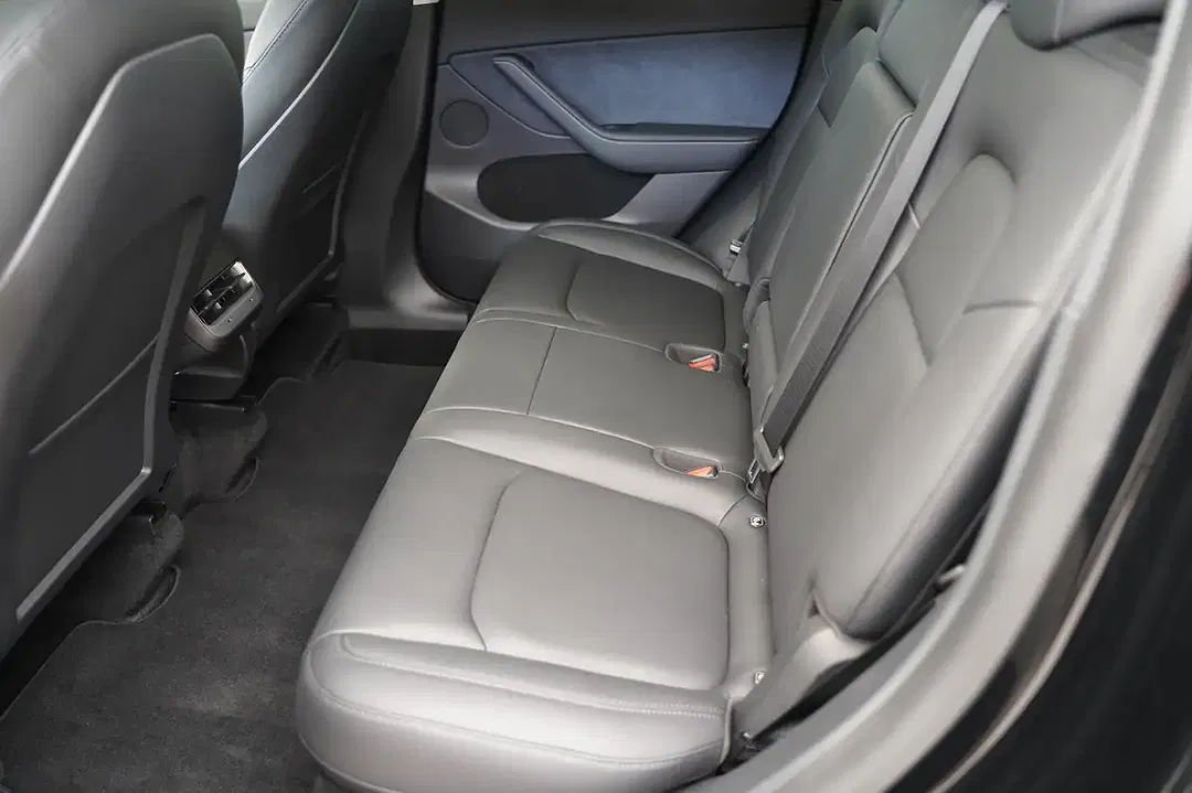 Tesla Model Y RWD Standard Range - Thumbnail 6