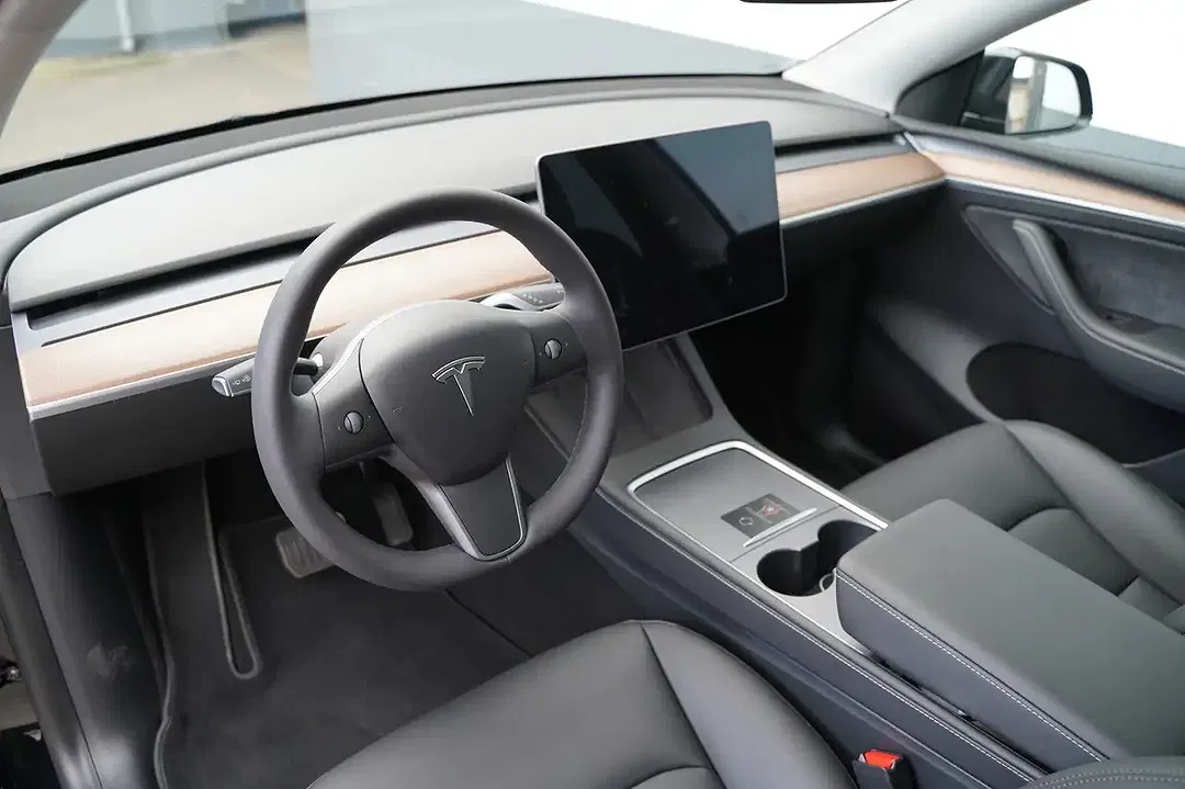 Tesla Model Y RWD Standard Range - Thumbnail 7