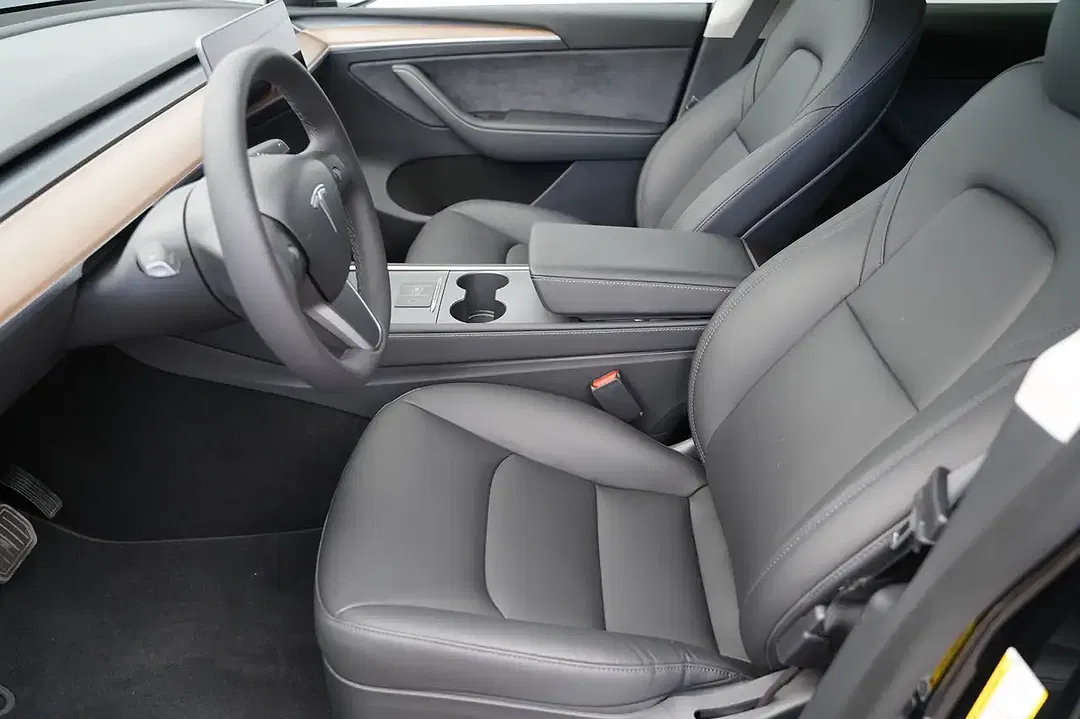 Tesla Model Y RWD Standard Range - Thumbnail 8