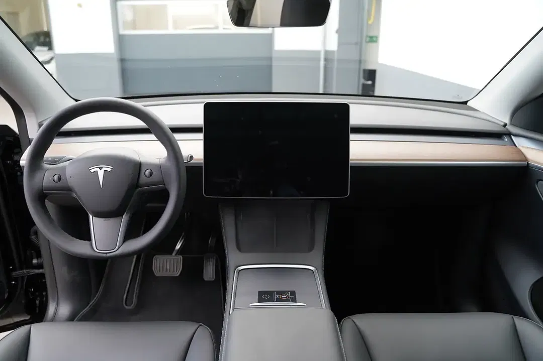 Tesla Model Y RWD Standard Range - Thumbnail 9
