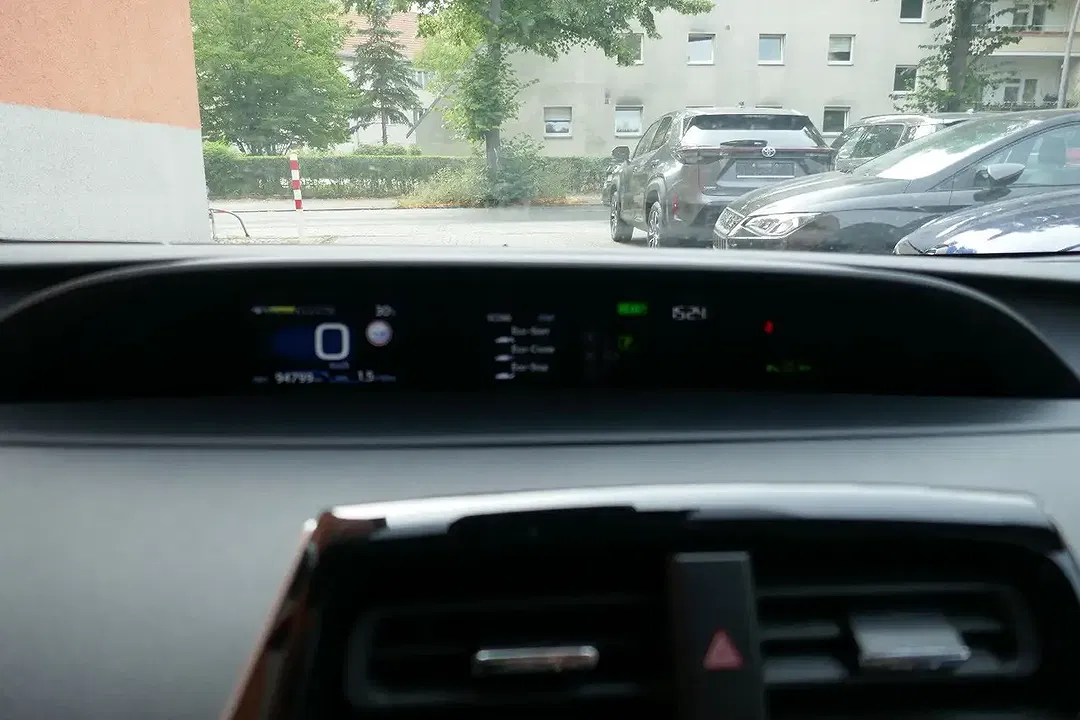 Toyota Prius PHEV Executive - Thumbnail 12