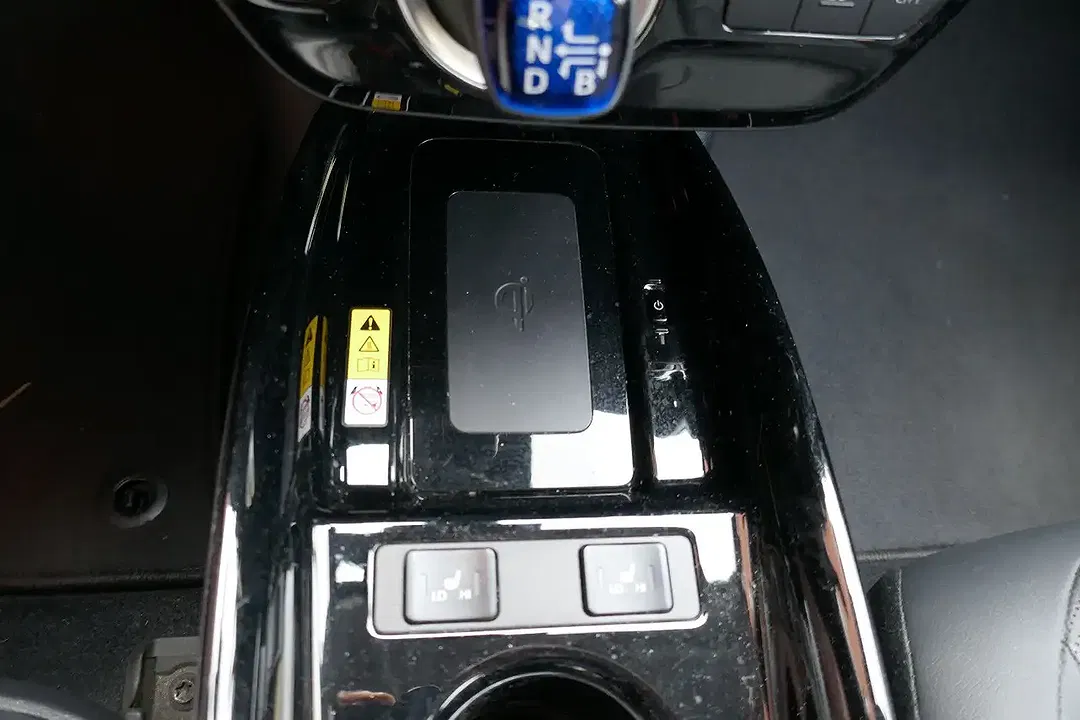 Toyota Prius PHEV Executive - Thumbnail 13