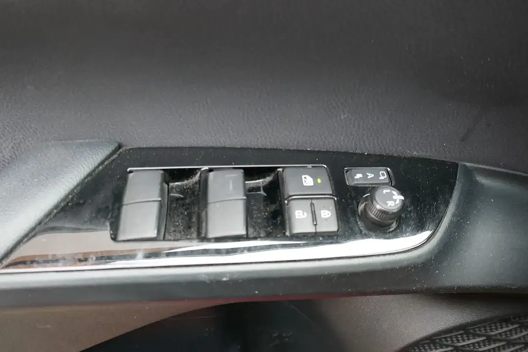 Toyota Prius PHEV Executive - Thumbnail 14