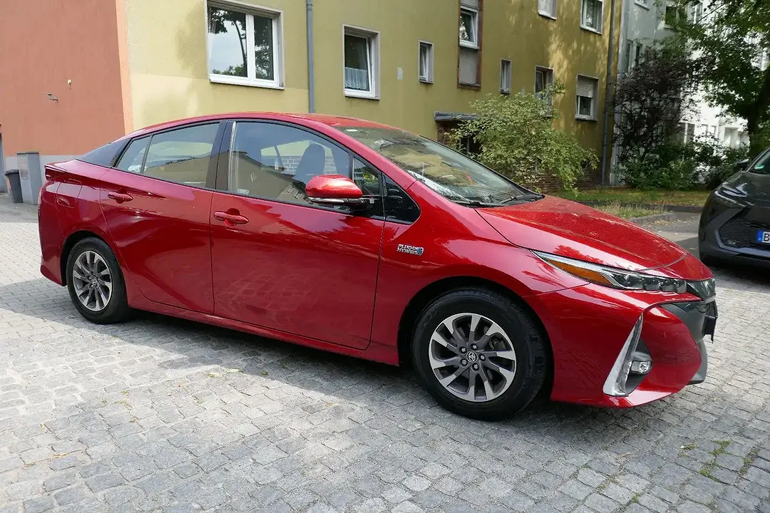 Toyota Prius PHEV Executive - Thumbnail 3