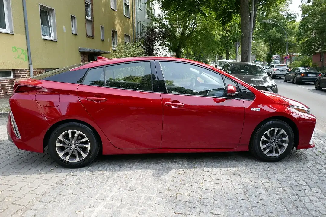 Toyota Prius PHEV Executive - Thumbnail 4