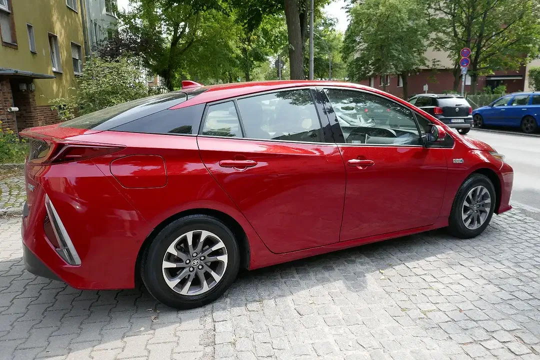 Toyota Prius PHEV Executive - Thumbnail 5
