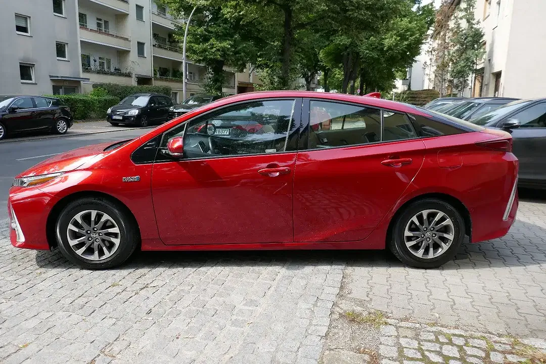 Toyota Prius PHEV Executive - Thumbnail 8