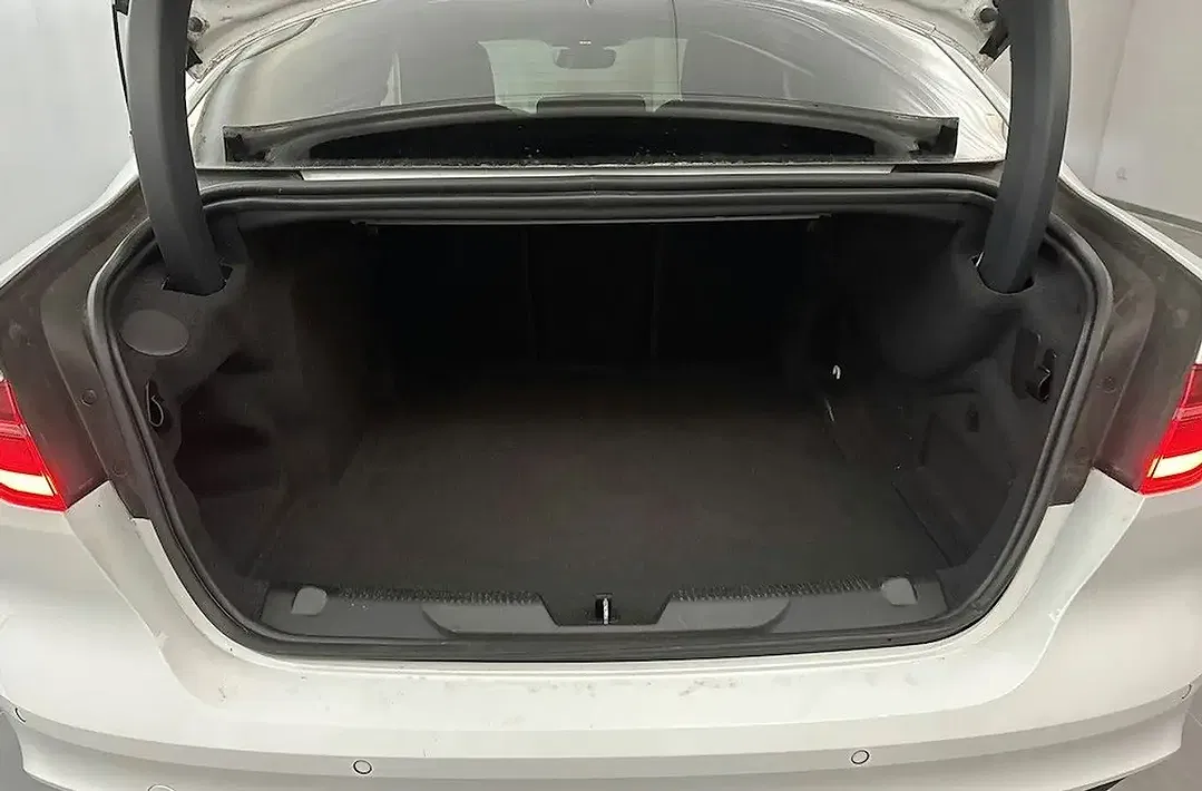 Jaguar XE P250 R-Dynamic SE - Thumbnail 11