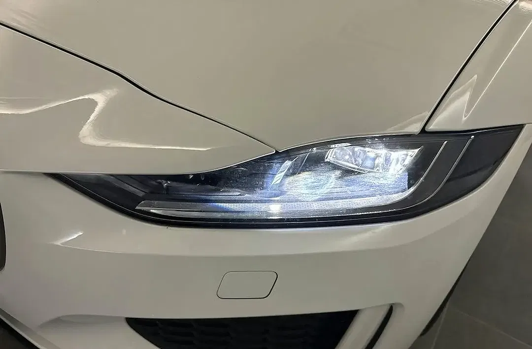 Jaguar XE P250 R-Dynamic SE - Thumbnail 6