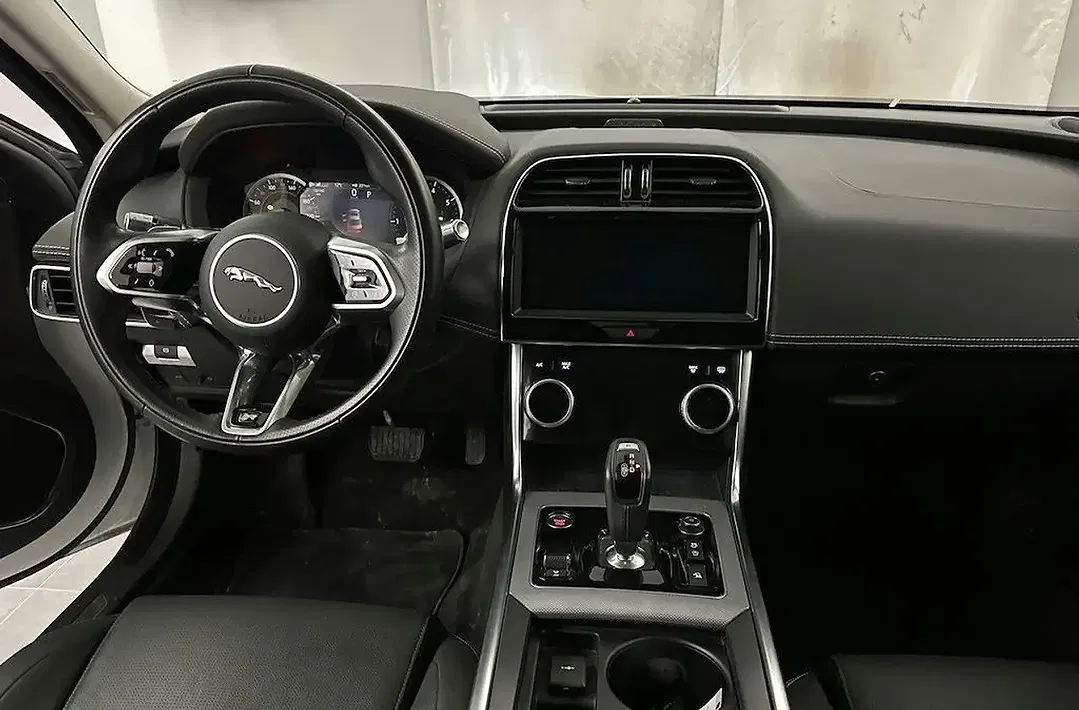 Jaguar XE P250 R-Dynamic SE - Thumbnail 7