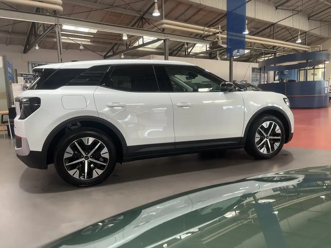Ford Explorer Premium - Thumbnail 4
