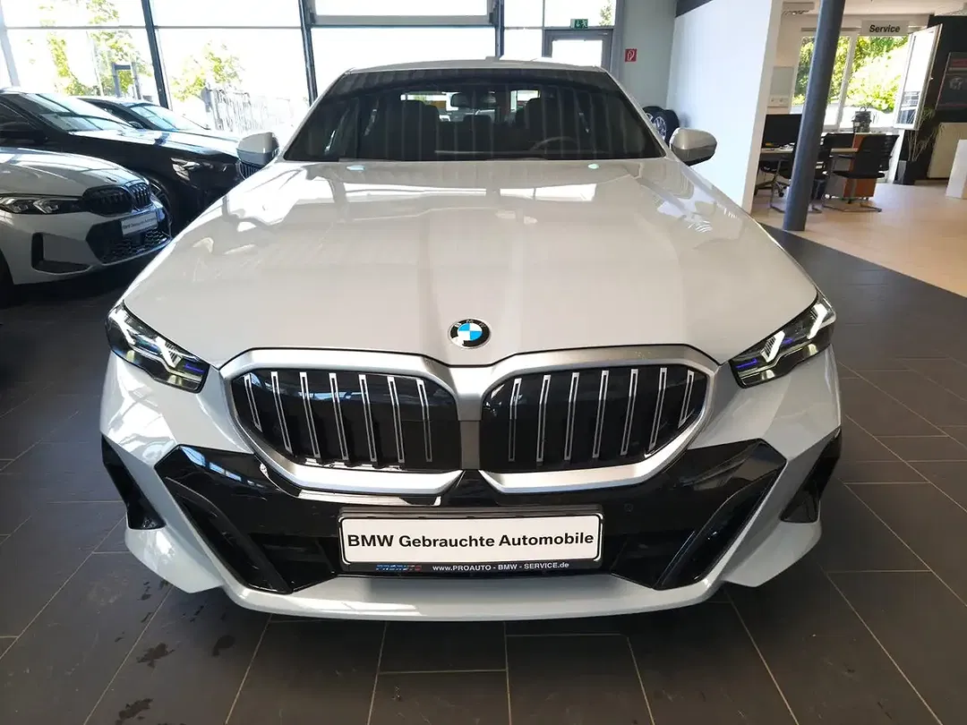 BMW 520 xDrive M Sport - Thumbnail 2