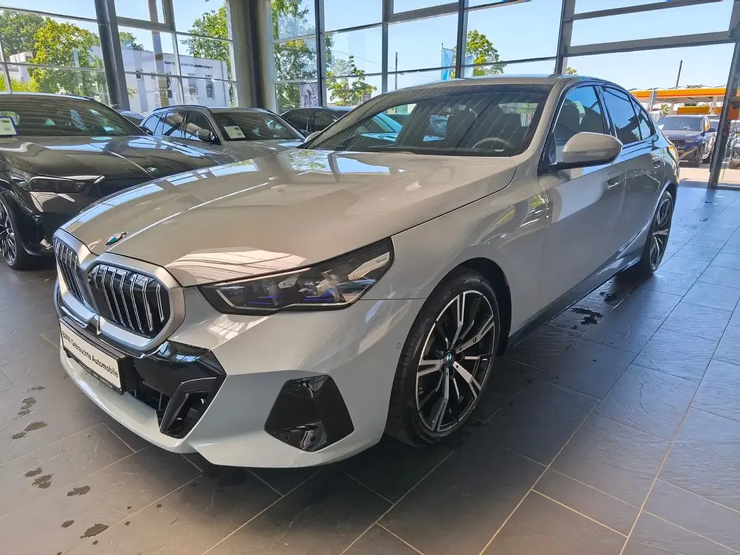 BMW 520 xDrive M Sport - Thumbnail 3
