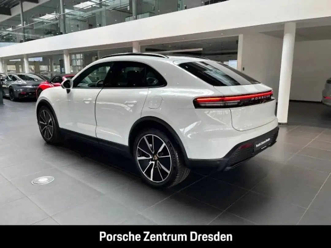 Porsche Macan 4 Plus - Thumbnail 3