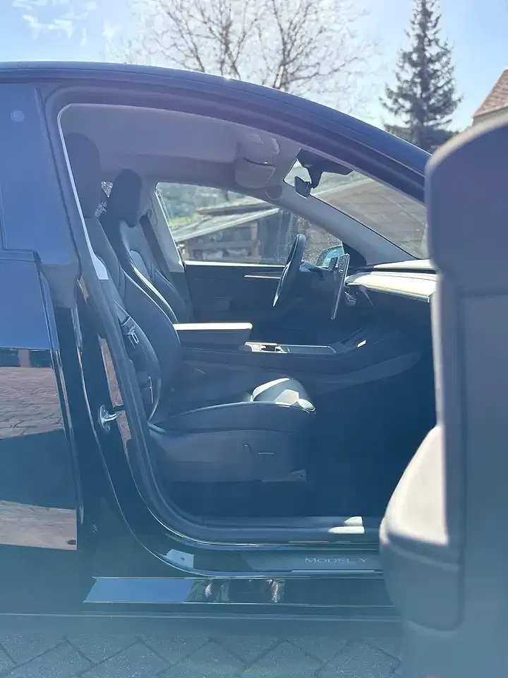 Tesla Model Y RWD Performance Standard Range - Thumbnail 11