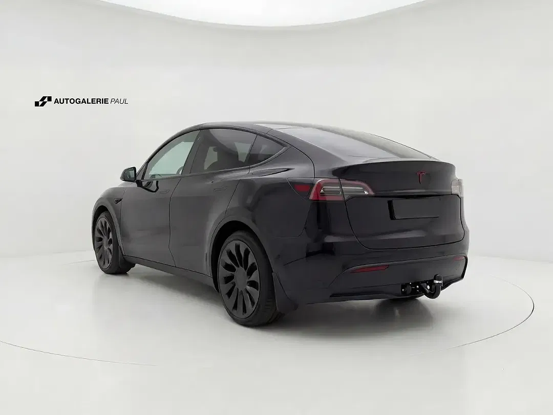 Tesla Model Y RWD Performance Standard Range - Thumbnail 3