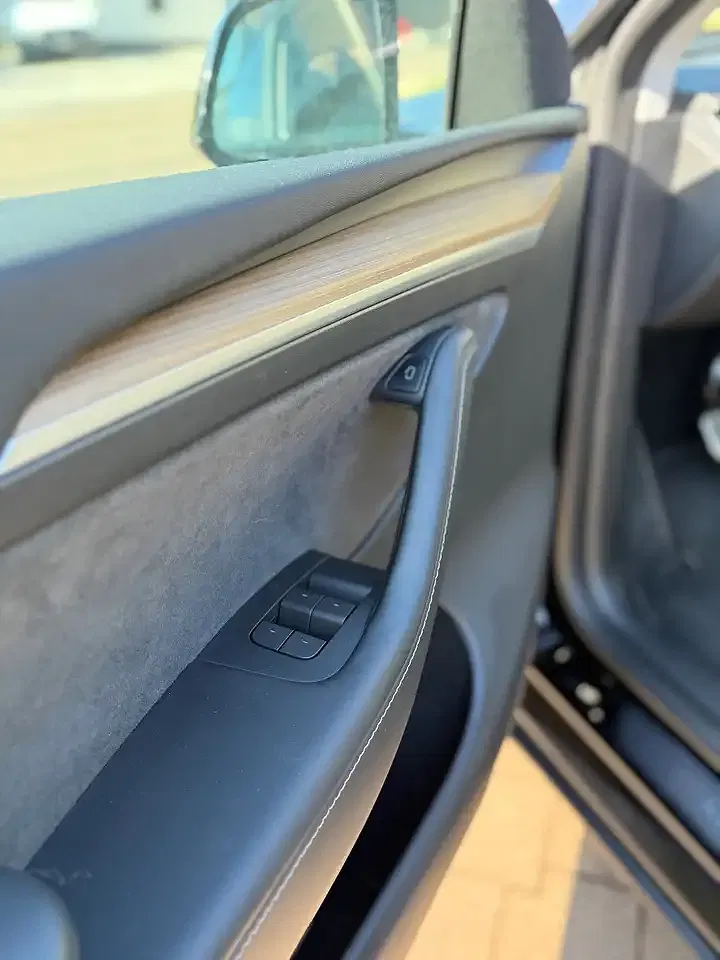 Tesla Model Y RWD Performance Standard Range - Thumbnail 5